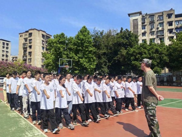 宏牛操盘 巴南实验中学校举办2025级新生入格教育主题活动